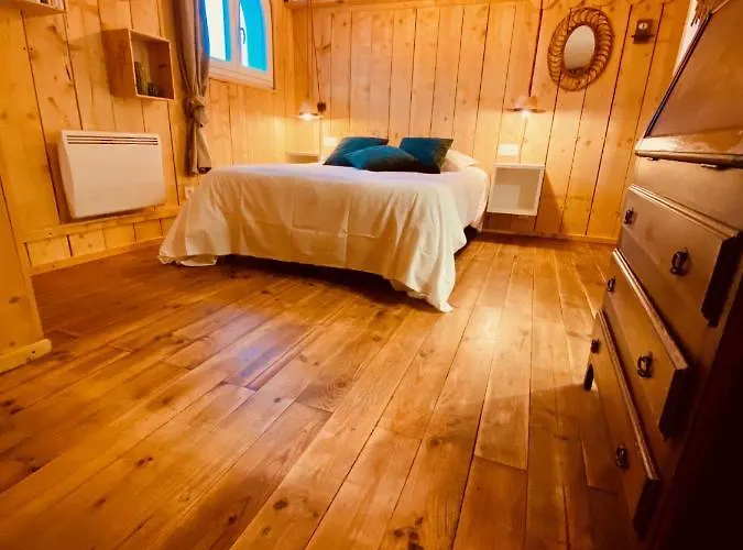 Le Caillebotis Hotel *